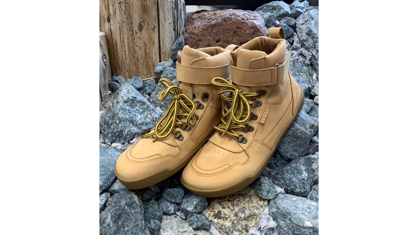 Kinder Barfußschuhe als Paar auf steinigem Untergrund mit hohem Schaft, schräge Vorderansicht