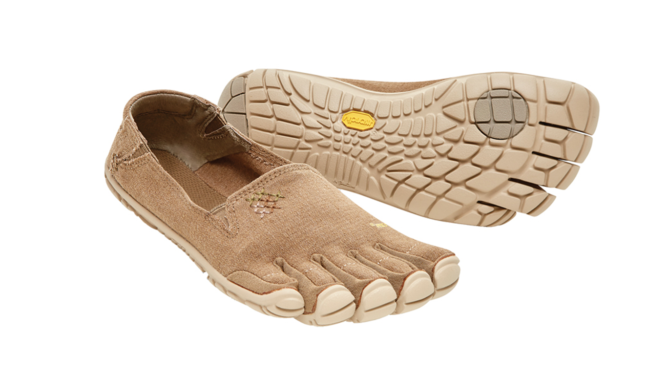 Barfußschuh für Erwachsene ohne Verschluss mit fünf einzelnen Zehenkammern und profilierter Sohle als Paar, schräge Vorderansicht