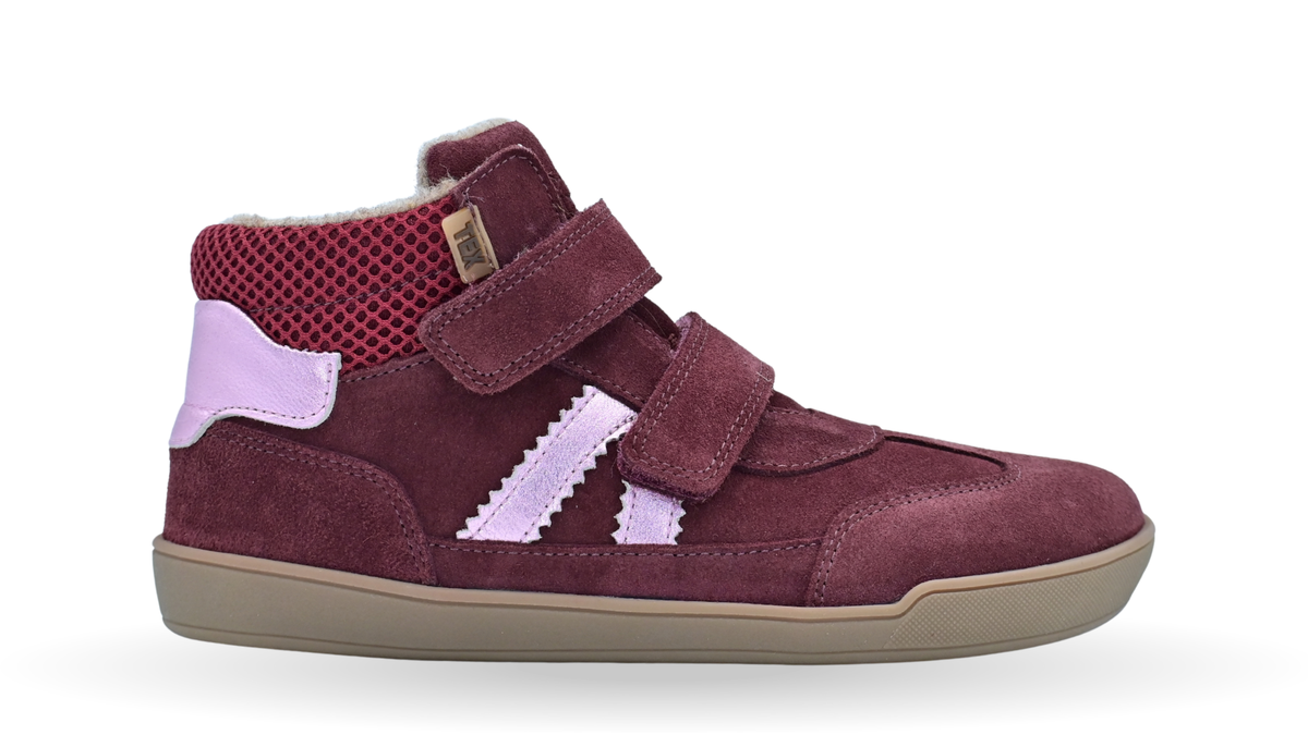 Halbhoher Barfußschuh für größere Kinder mit zwei Klettverschlüssen, breiter Zehenbox und geschlossener Ferse, Seitenansicht außen