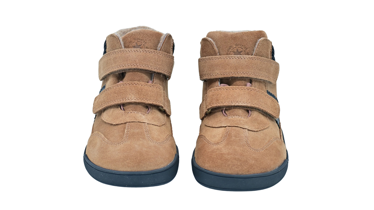 Halbhohe Barfußschuhe für größere Kinder mit zwei Klettverschlüssen, breiter Zehenbox und geschlossenen Zehen, schräge Draufsicht