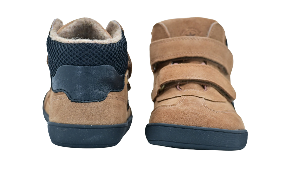 Halbhohe Barfußschuhe für größere Kinder mit zwei Klettverschlüssen und geschlossener Ferse, Rückansicht und Vorderansicht