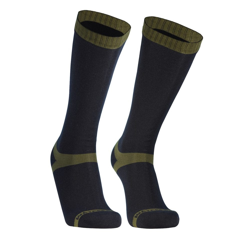 Paar schwarze, kniehohe Socken in Frontansicht. Olivgrünes Bündchen am oberen Rand. Olivgrüne Verstärkungen im Fersen- und Zehenbereich. Beide Socken stehen nebeneinander, leicht versetzt. Freigestellt vor weißem Hintergrund.