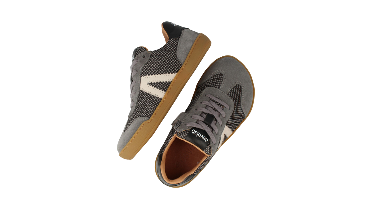 Barfußschuh mit Schnürung, breite Zehenbox, flexible Sohle, geschlossener Fersenbereich, Draufsicht und Seitenansicht als Paar