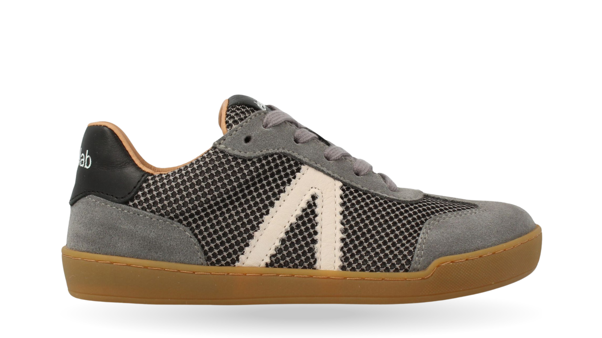 Barfußschuh mit Schnürung, breite Zehenbox, flexible Sohle, geschlossener Fersenbereich, Seitenansicht außen, einzelner Schuh
