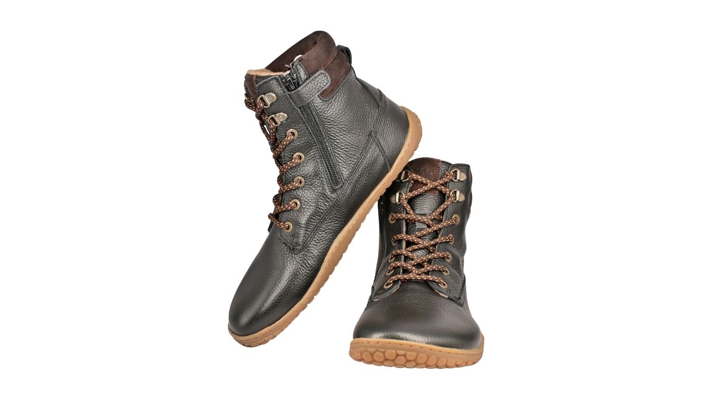 Develab BF Men Mid Boot Laces WR in Schwarz Grained, Lederstiefel mit Metallösen, brauner Sohle und breiter Zehenbox, Ansicht vorn und seitlich