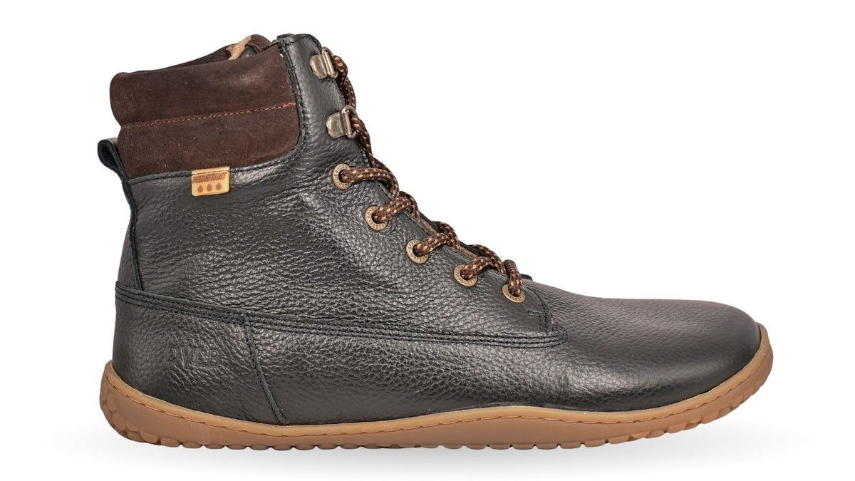 Develab BF Men Mid Boot Laces WR in Schwarz Grained, wasserabweisender Lederstiefel mit brauner Profilsohle und Metallösen, Seitenansicht.