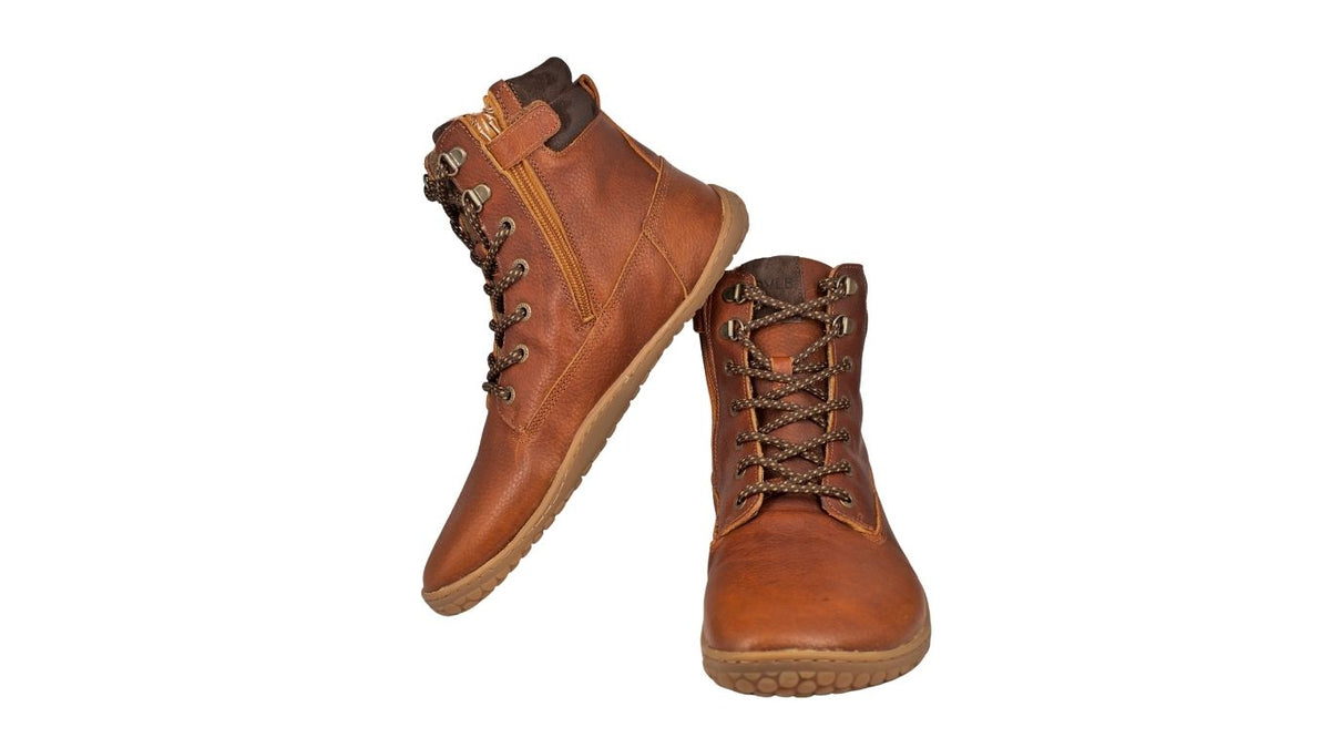 Develab BF Men Mid Boot Laces WR in Cognac Grained, wasserabweisender Lederstiefel mit Schnürung und Profilsohle, Ansicht vorn und seitlich.
