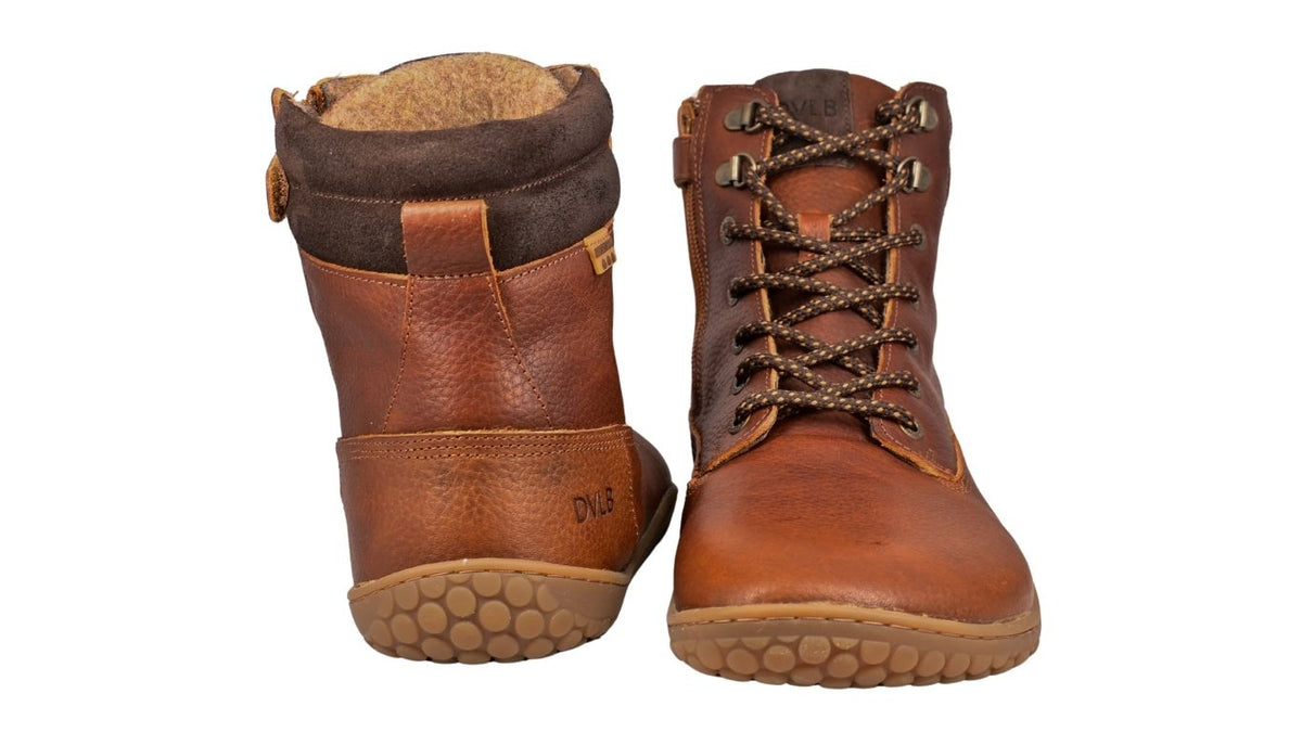 Develab BF Men Mid Boot Laces WR in Cognac Grained mit verstärkter Ferse hinten und breiter Zehenbox vorn