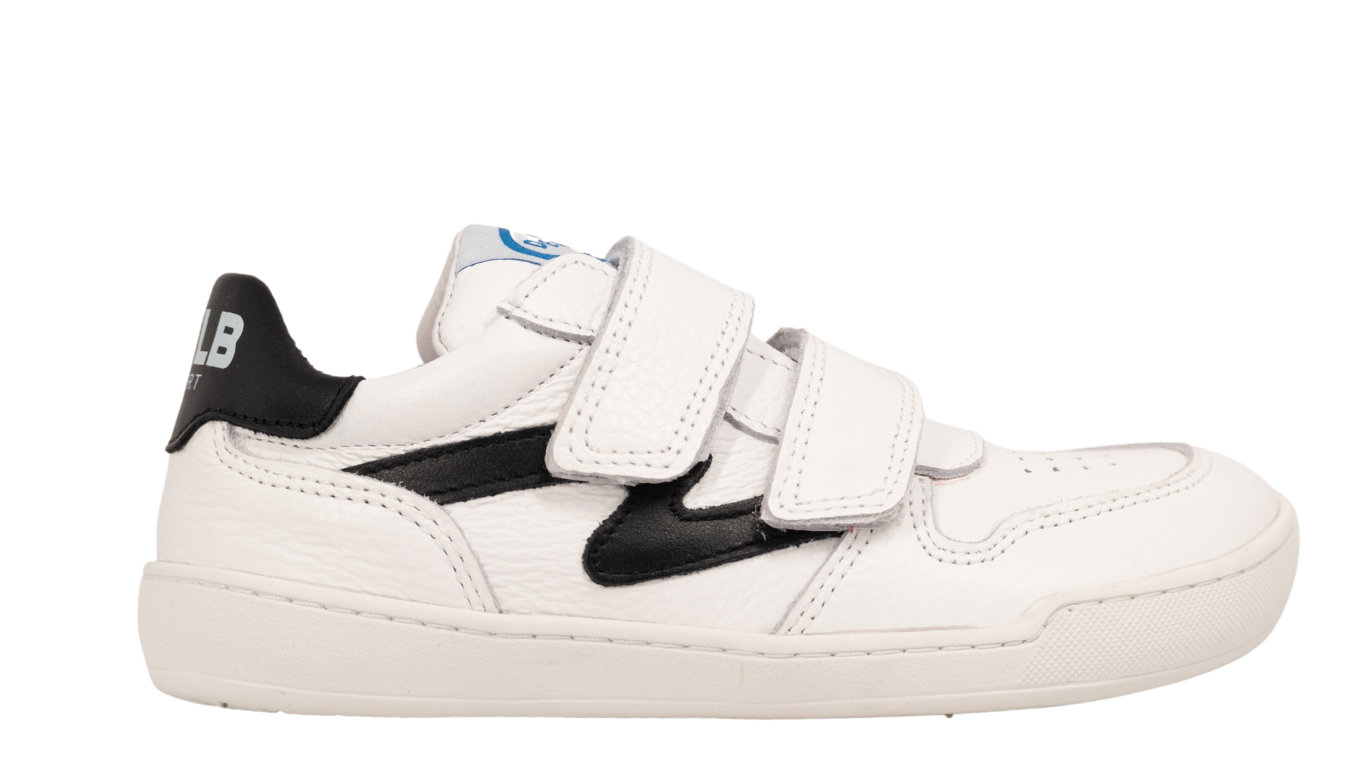 Barfußschuh mit drei Klettverschlüssen, breite Zehenbox, flexible Sohle, geschlossener Fersenbereich, Seitenansicht außen, einzelner Schuh