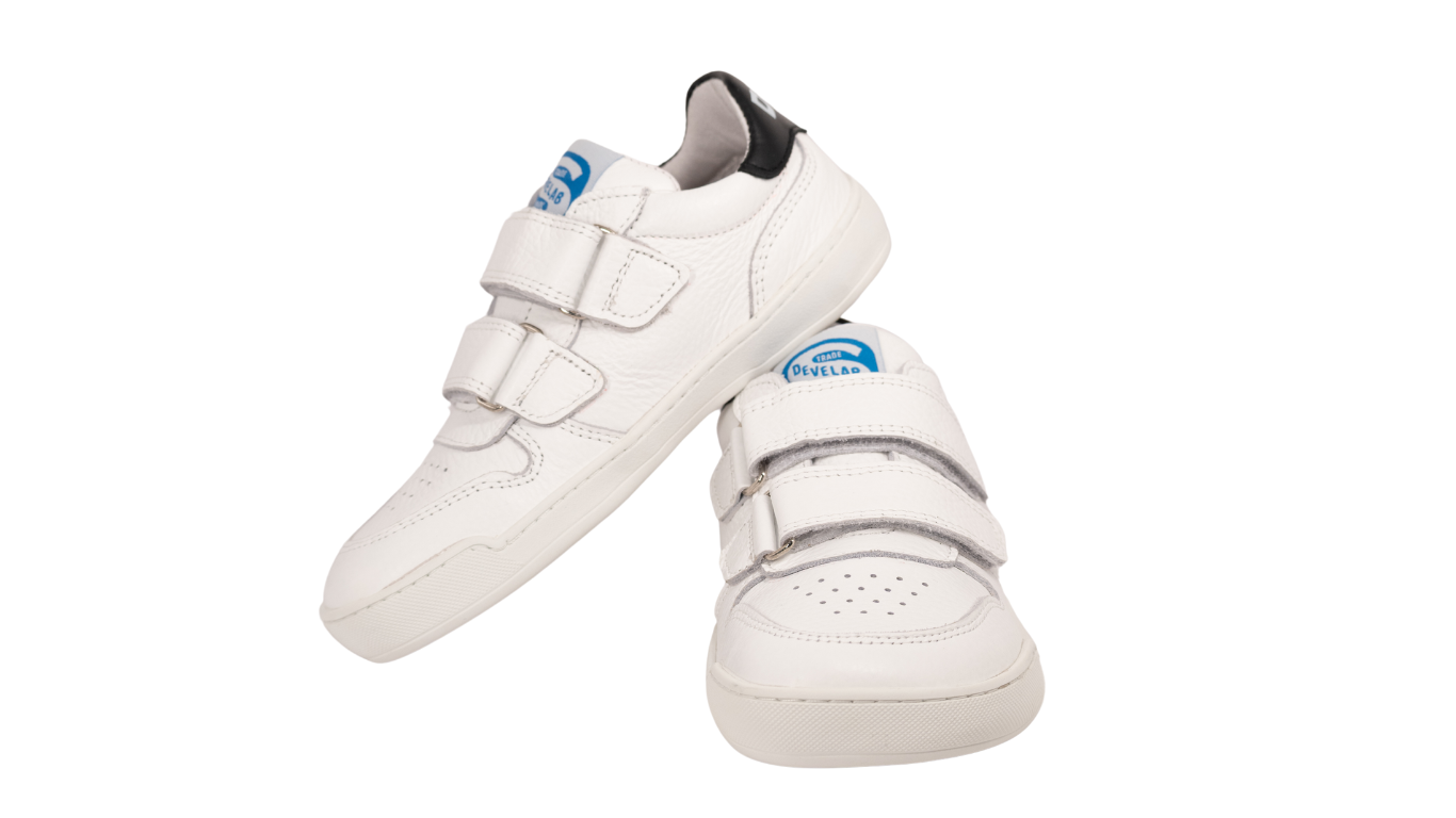 Barfußschuh mit drei Klettverschlüssen, breite Zehenbox, flexible Sohle, geschlossener Fersenbereich, schräge Vorderansicht als Paar