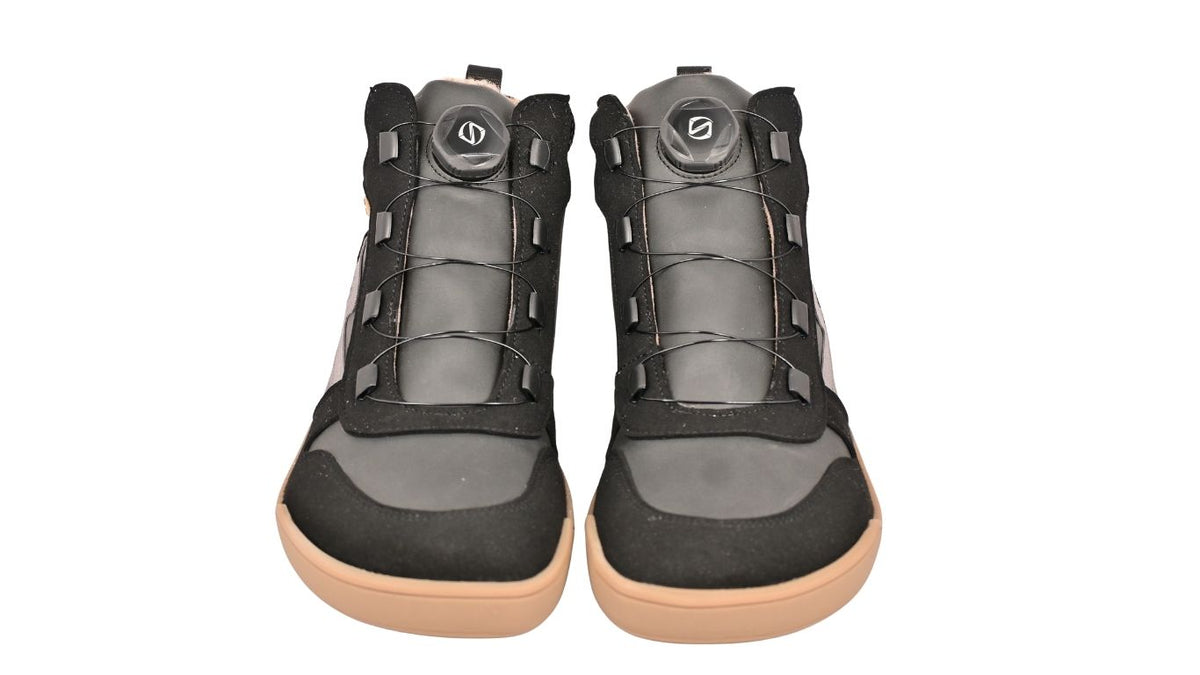 Develab BF Mid Cut Sneaker Speedlace WR in Black Combi mit breiter Zehenbox, Drehverschluss und robustem Obermaterial, Frontansicht.