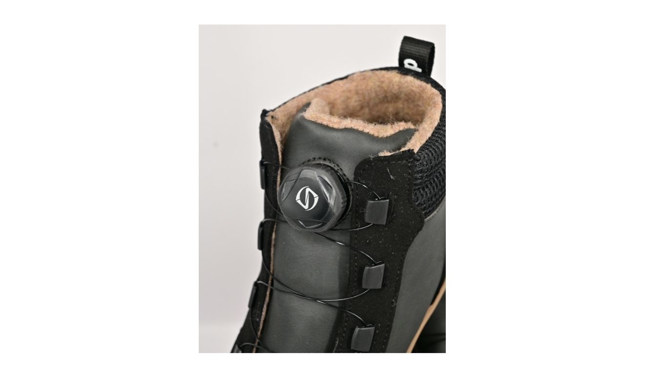 Detailansicht des Speedlace-Drehverschlusses des Develab BF Mid Cut Sneaker Speedlace WR in Black Combi