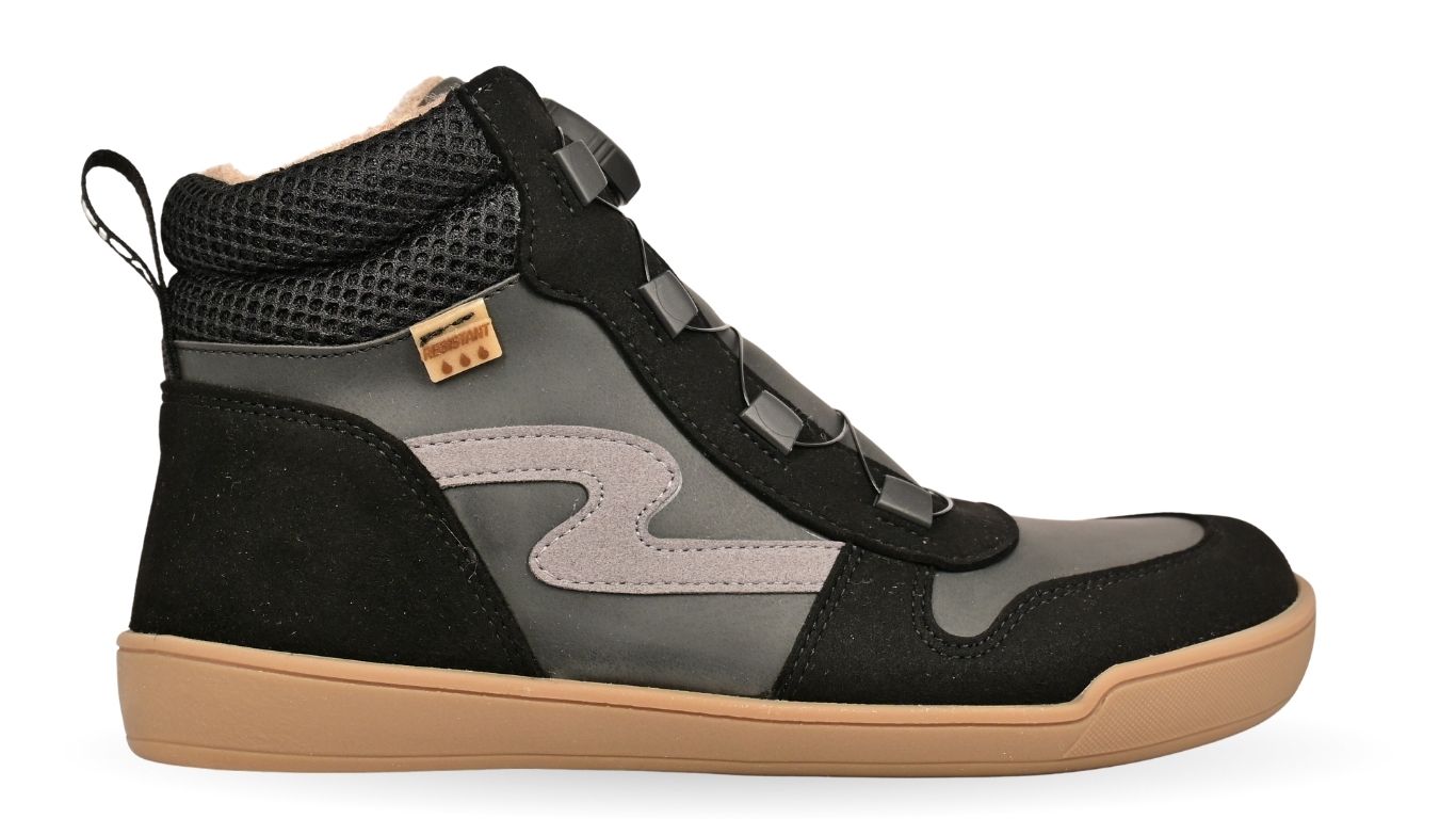 Develab BF Mid Cut Sneaker Speedlace WR in Black Combi mit Speedlace-Drehverschluss, gepolstertem Schaft und beiger Sohle, Seitenansicht.