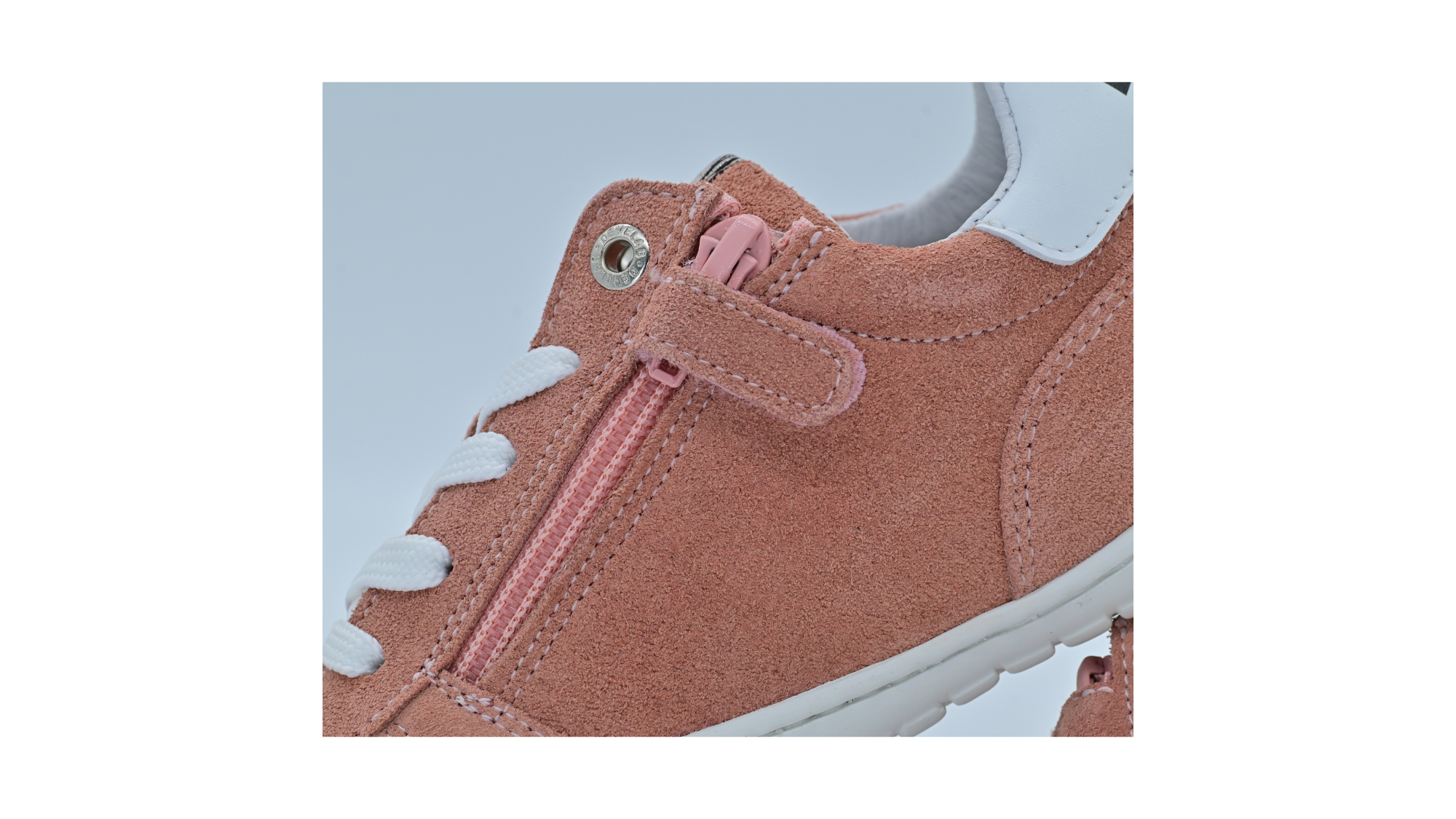 Barfußschuh mit Schnürung, breite Zehenbox, flexible Sohle, geschlossener Fersenbereich, Detailansicht Reißverschluss