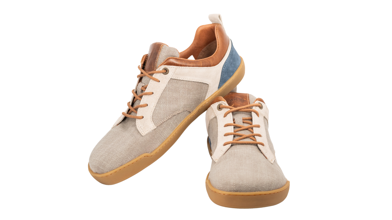 Paar Barfußschuhe mit Schnürung, geschlossenen Zehen und geschlossener Ferse, schräge Vorderansicht