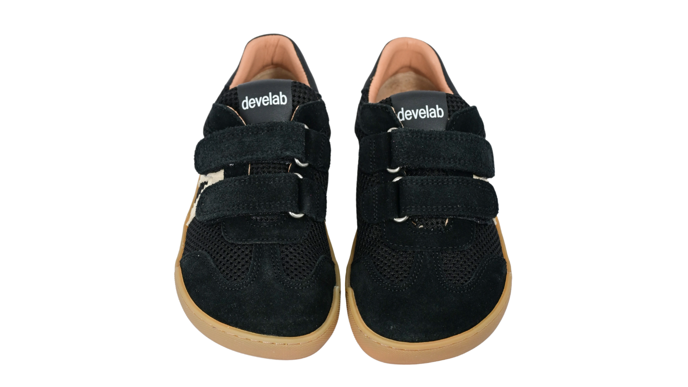 Barfußschuh mit drei Klettverschlüssen, breite Zehenbox, flexible Sohle, geschlossener Fersenbereich, Draufsicht als Paar