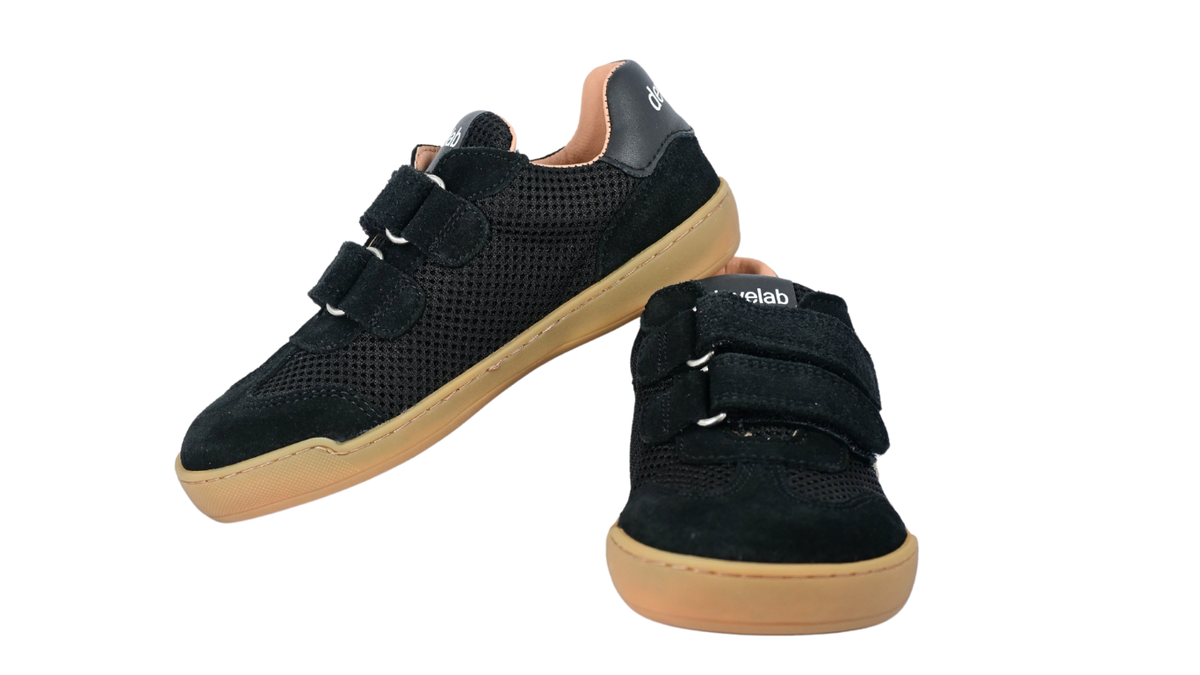 Barfußschuh mit drei Klettverschlüssen, breite Zehenbox, flexible Sohle, geschlossener Fersenbereich, Vorder- und Seitenansicht als Paar