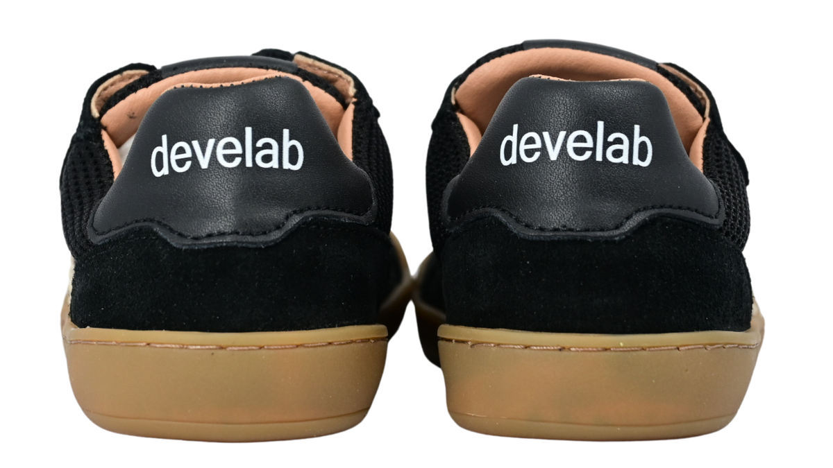 Barfußschuh mit drei Klettverschlüssen, breite Zehenbox, flexible Sohle, geschlossener Fersenbereich, Rückansicht als Paar