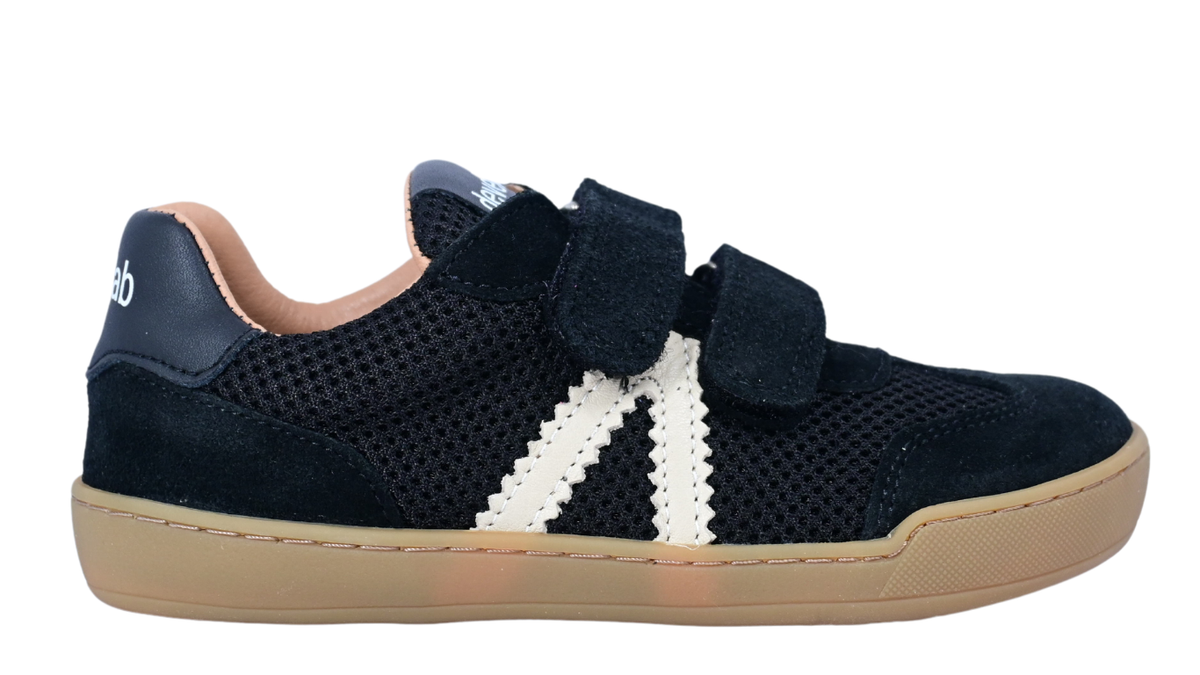 Barfußschuh mit drei Klettverschlüssen, breite Zehenbox, flexible Sohle, geschlossener Fersenbereich, Seitenansicht außen, einzelner Schuh
