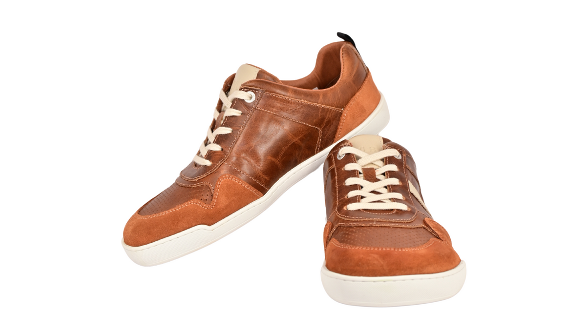 Barfußschuh mit Schnürung, geschlossenen Zehen und geschlossener Ferse, flache Sohle, schräge Vorderansicht