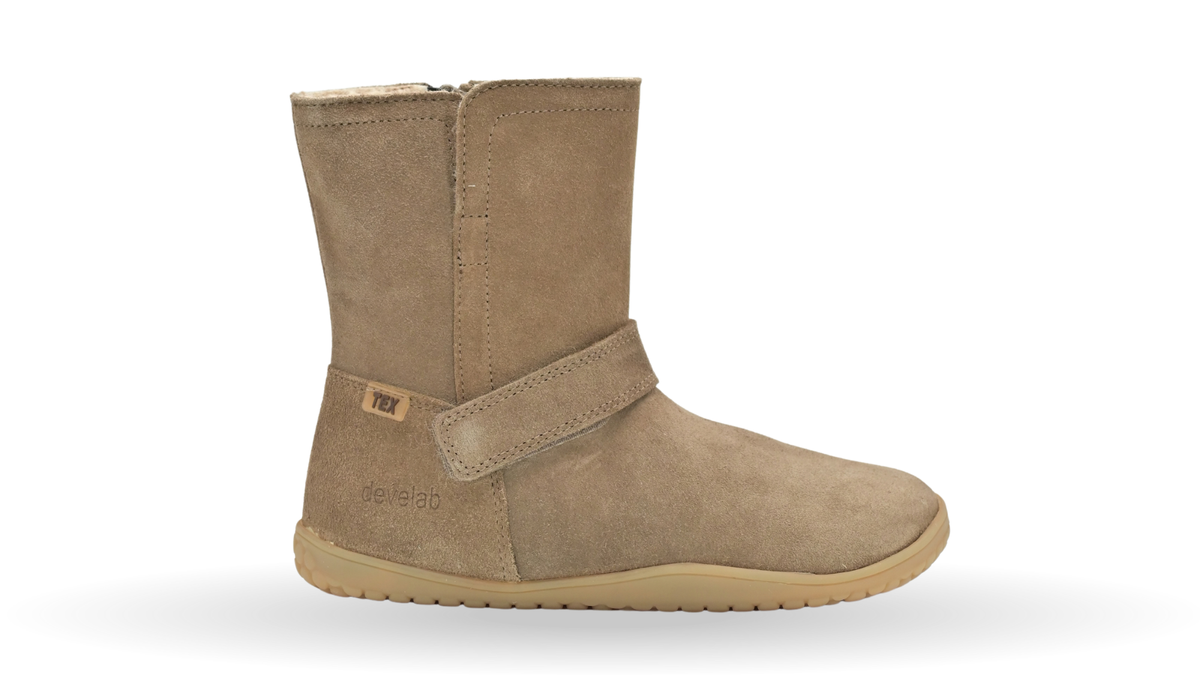 Gefütterter Kinder-Barfußstiefel mit breiter Zehenbox, Riemen am Schaft und geschlossenen Zehen, Seitenansicht außen