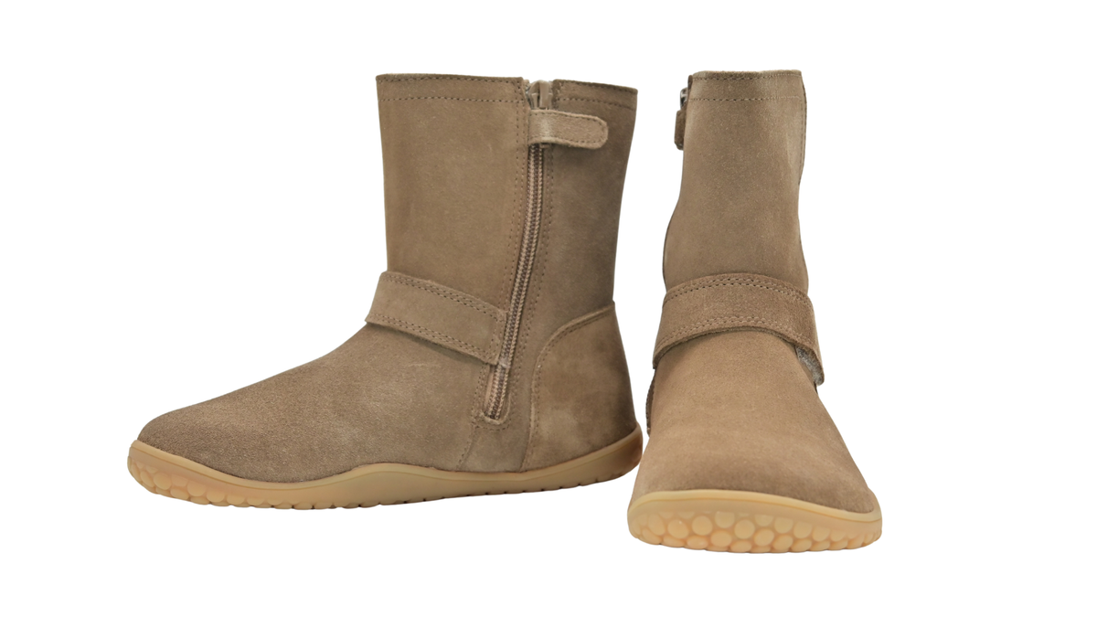 Gefütterte Kinder-Barfußstiefel als Paar mit breiter Zehenbox, Riemen am Schaft und geschlossenen Zehen, schräge Vorderansicht