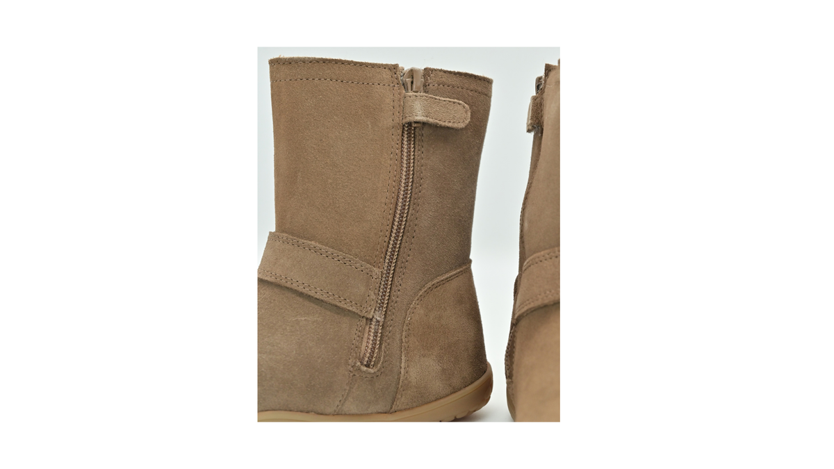 Gefütterter Kinder-Barfußstiefel mit seitlichem Reißverschluss und sichtbaren Nähten, Detailansicht