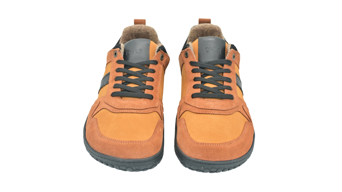 Gefütterte Barfußschuhe für Erwachsene als Paar mit breiter Zehenbox, Schnürung und geschlossenen Zehen, schräge Vorderansicht