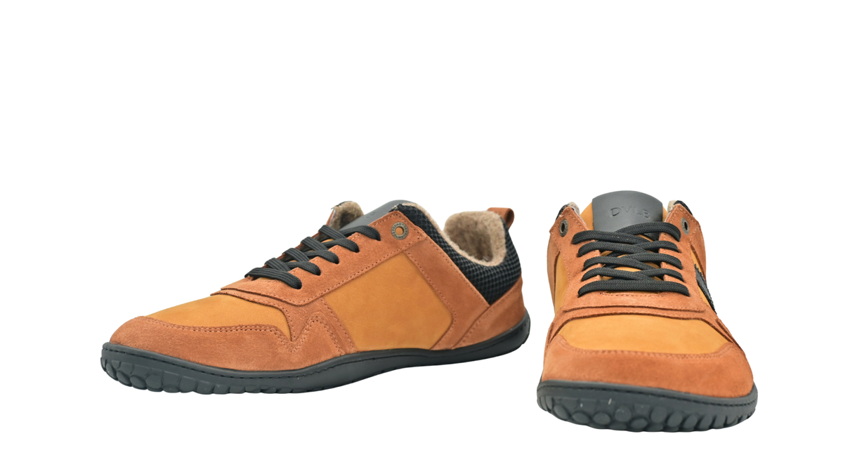 Gefütterte Barfußschuhe für Erwachsene als Paar mit breiter Zehenbox und Schnürung, schräge Vorderansicht