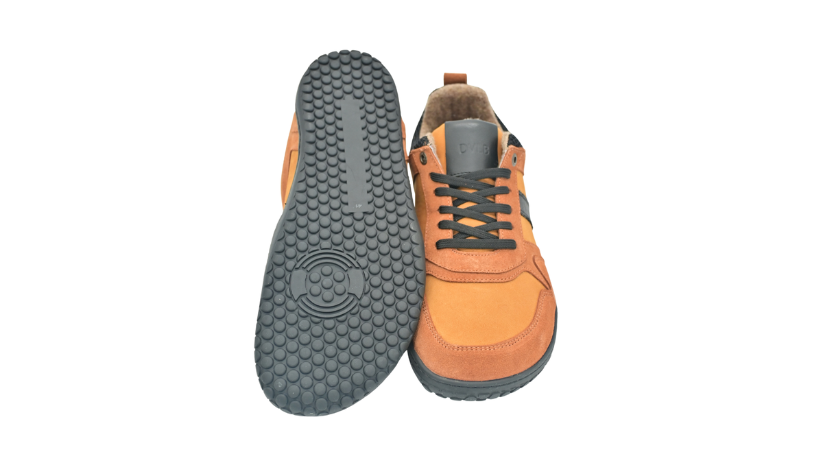 Gefütterte Barfußschuhe für Erwachsene als Paar mit breiter Form im Vorfuß und profilierter Laufsohle, Ansicht von unten