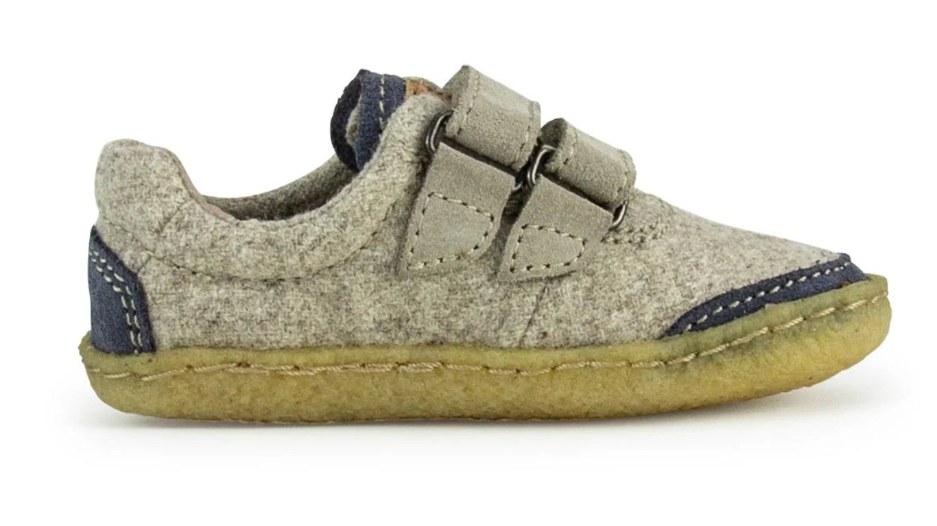 Barfußschuh für Kinder mit geschlossener Zehenbox, zwei Klettverschlüssen und flacher Sohle. Seitenansicht innen.