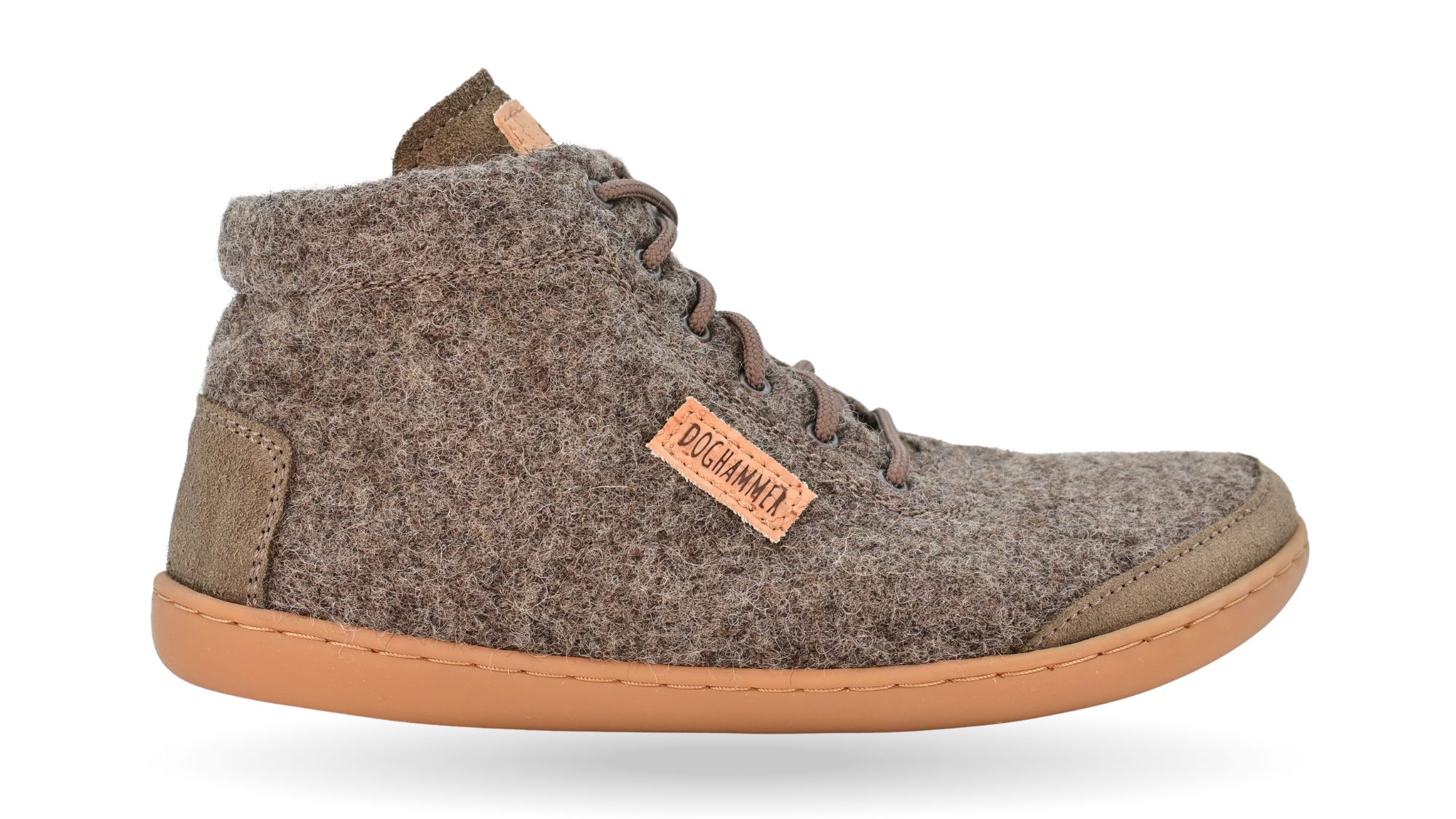 Barfußstiefel mit geschlossener Zehenbox, Schnürung, hohem Schaft und flexibler Sohle. Seitenansicht außen.