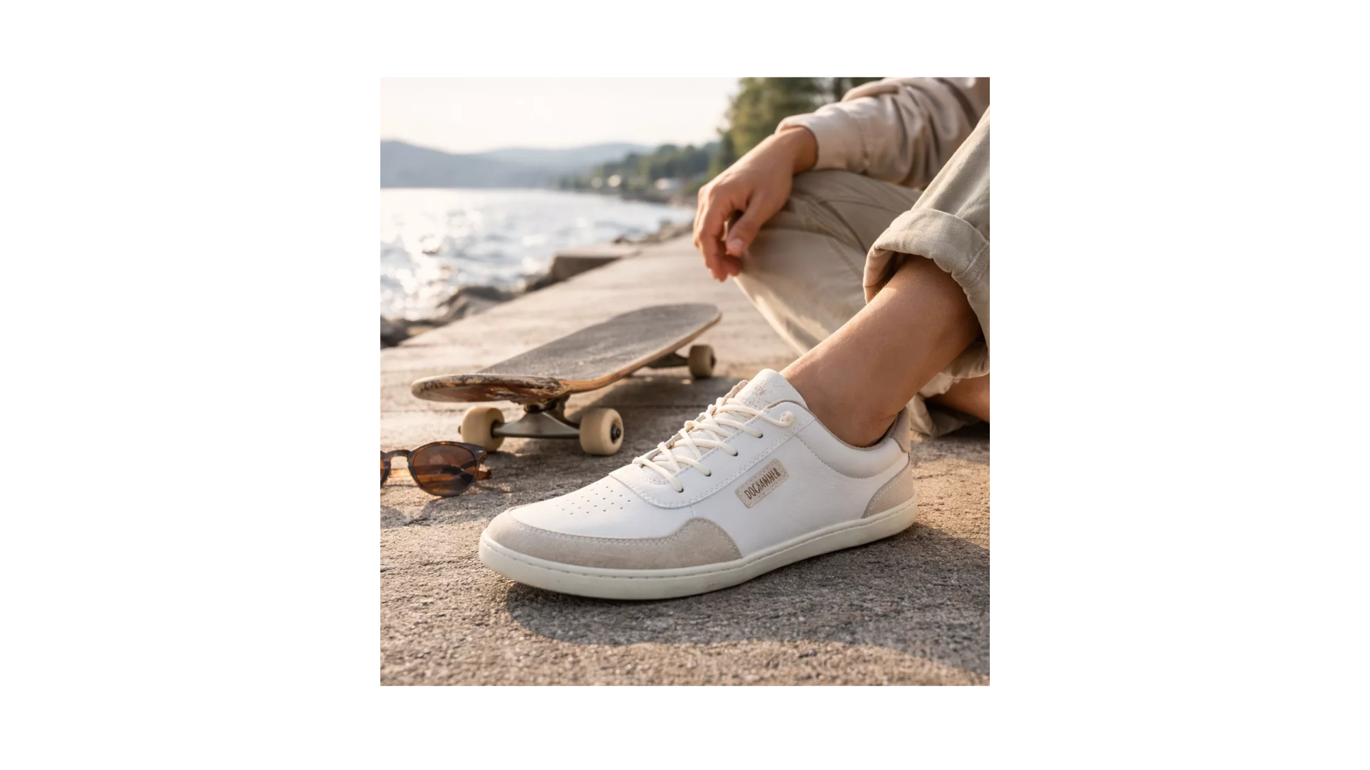 Barfußschuh für Erwachsene getragen am Fuß mit geschlossener Ferse, Schnürung und flacher flexibler Sohle, Detailansicht.