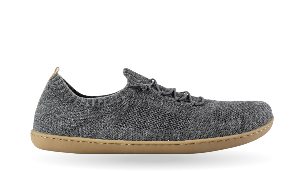 Barfußschuh mit Strickobermaterial, geschlossene Zehen und geschlossener Fersenbereich, elastische Schnürung, flexible Sohle, Einzelschuh, Seitenansicht außen