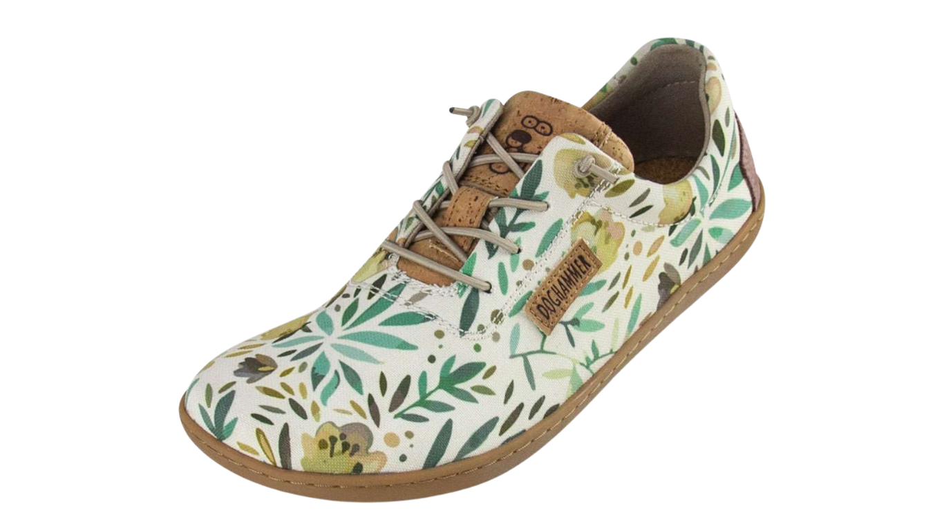 Barfußschuh mit geschlossener Zehenbox, Schnürung und flexibler Sohle, gemustertes Obermaterial. Schräge Vorderansicht.