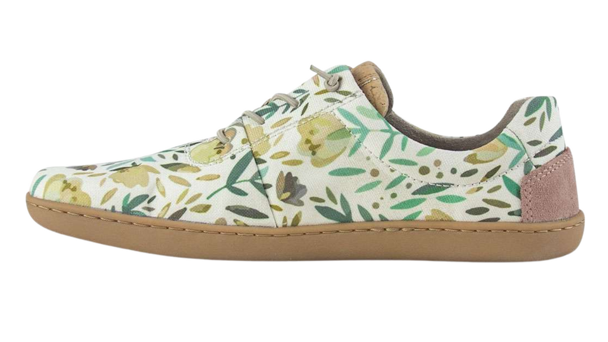 Barfußschuh mit geschlossener Zehenbox, Schnürung und flacher Sohle, gemustertes Obermaterial. Seitenansicht innen.