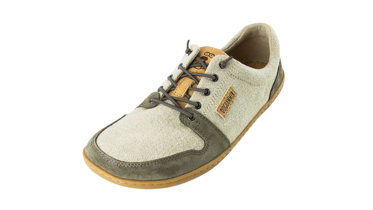 Barfußschuh für Erwachsene mit breiter Zehenbox, geschlossenem Zehenbereich, geschlossener Ferse, Schnürung, flacher flexible Sohle, schräge Vorderansicht.