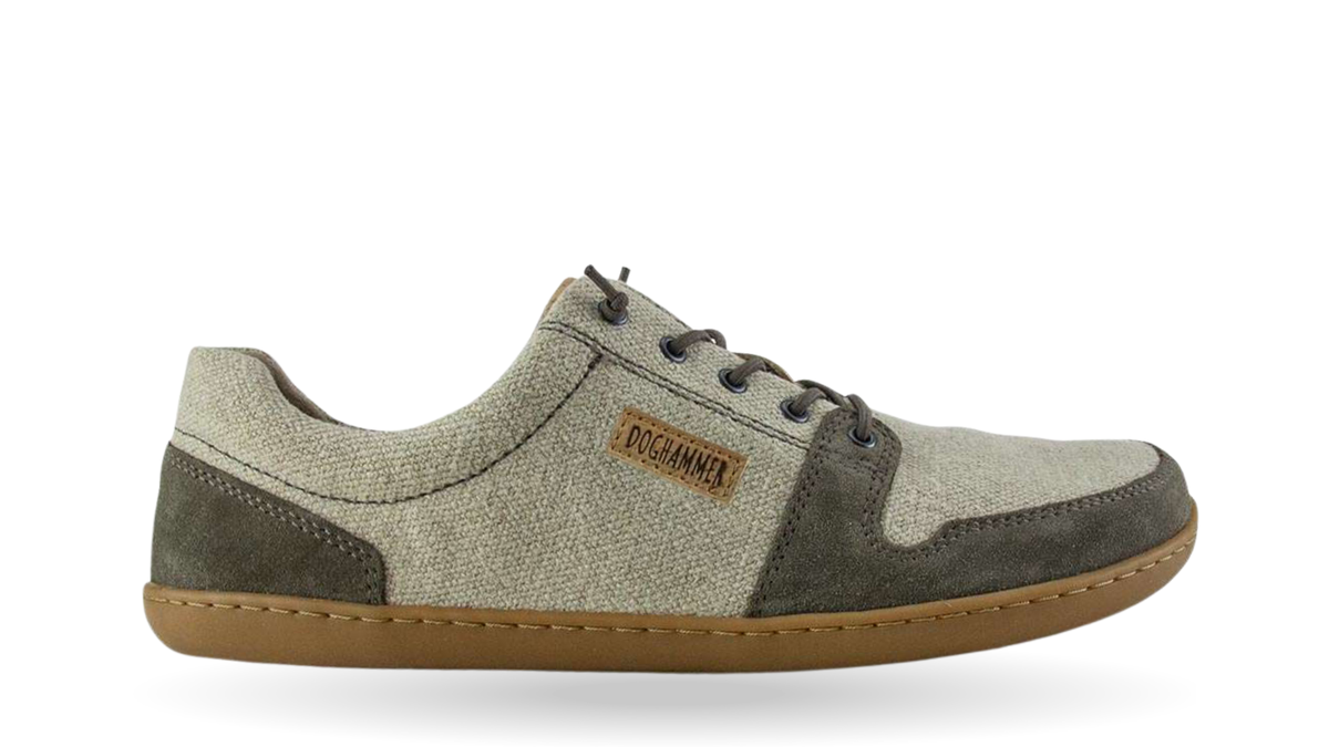 Barfußschuh für Erwachsene mit breiter Zehenbox, geschlossenem Zehenbereich, geschlossener Ferse, Schnürung, flacher flexible Sohle, Seitenansicht außen.