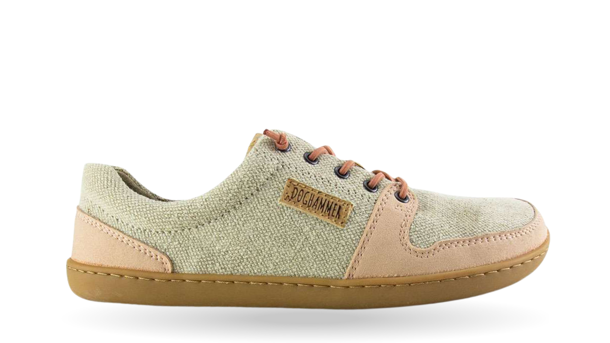 Barfußschuh für Erwachsene mit breiter Zehenbox, geschlossenem Zehenbereich, geschlossener Ferse, Schnürung, flacher flexible Sohle, Seitenansicht außen.