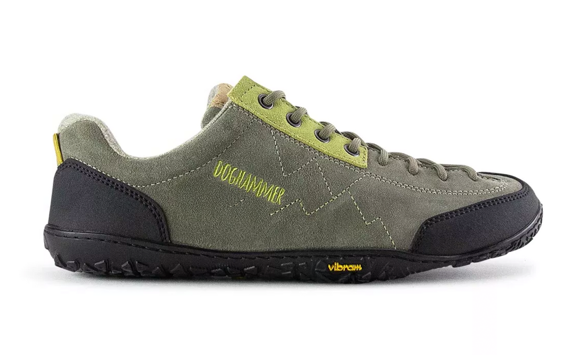 Barfuß-Wanderschuh für Erwachsene mit breiter Zehenbox, geschlossenem Zehenbereich, geschlossener Ferse, Schnürung, profilierte flexible Sohle, Seitenansicht außen.
