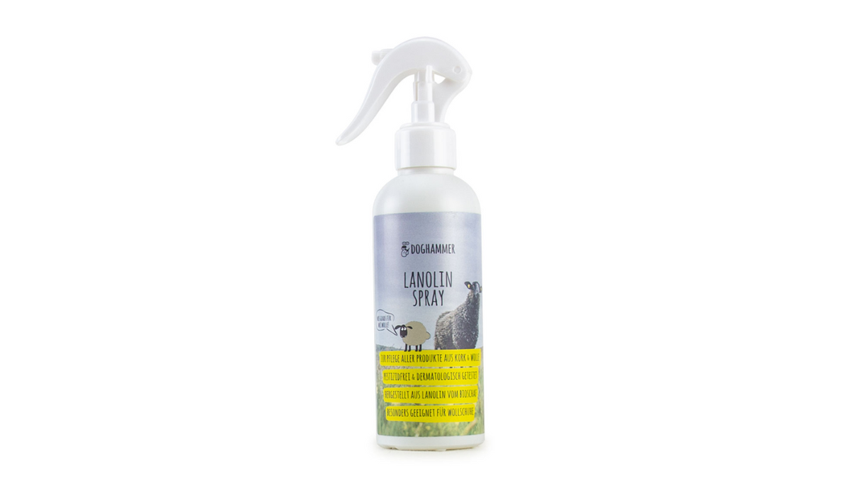 Sprühflasche mit weißem Sprühkopf und transparentem Behälter. Auf dem Etikett steht „Lanolin Spray“. Vorderansicht, freigestellt auf weißem Hintergrund.