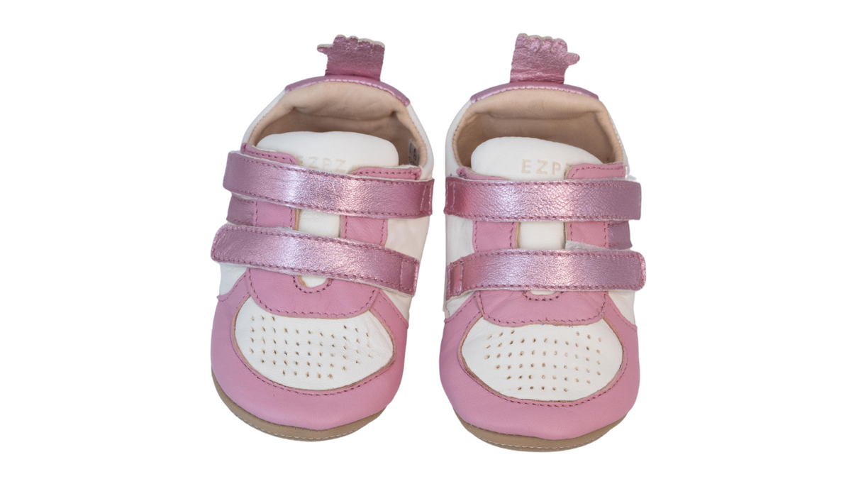 Paar Kinder-Barfußschuhe mit breiter Zehenbox, flexibler Sohle, zwei Klettverschlüssen und geschlossener Ferse. Draufsicht.