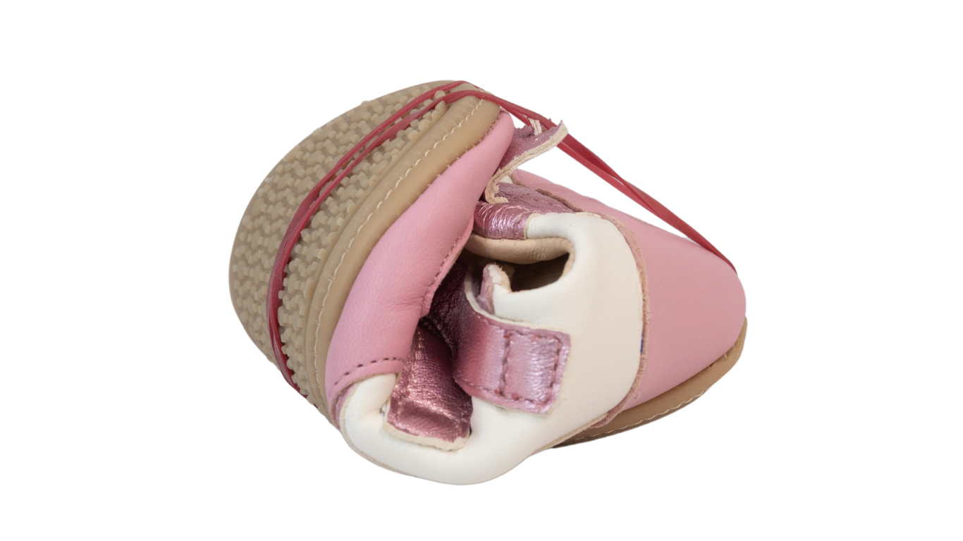 Kinder-Barfußschuh mit breiter Zehenbox, flexibler Sohle, zwei Klettverschlüssen und geschlossener Ferse, stark gebogen dargestellt. Detailansicht.