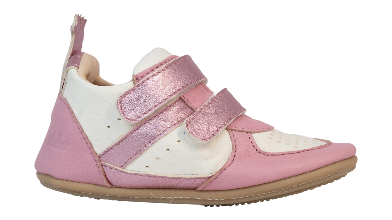 Kinder-Barfußschuh mit breiter Zehenbox, flexibler Sohle, zwei Klettverschlüssen und geschlossener Ferse. Seitenansicht außen.