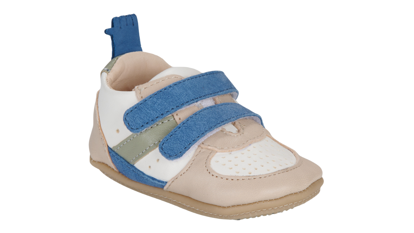 Kinder-Barfußschuh mit breiter Zehenbox, flexibler Sohle, zwei Klettverschlüssen und geschlossener Ferse. schräge Vorderansicht.
