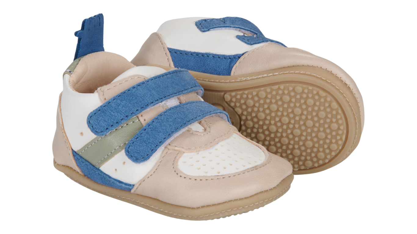 Kinder-Barfußschuh mit breiter Zehenbox, flexibler Sohle, zwei Klettverschlüssen und geschlossener Ferse. schräge Vorderansicht.