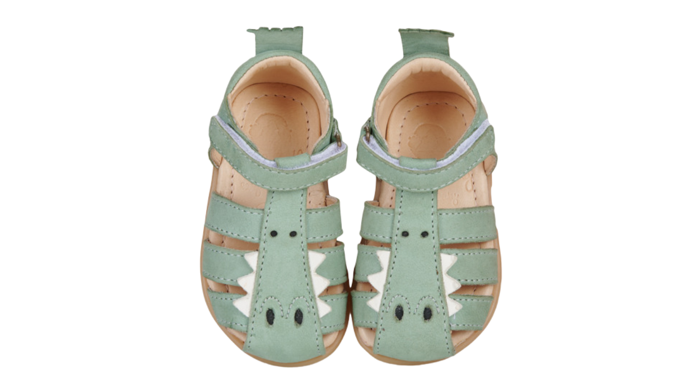 Paar Kinder-Barfußsandalen mit flexibler Sohle, offener Zehenpartie, Riemenkonstruktion und Klettverschluss am Knöchel. Draufsicht.