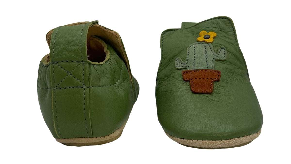 Paar Kinder-Barfußhausschuhe mit breiter Zehenbox, flexibler Sohle und geschlossenem Zehenbereich. Rückansicht.