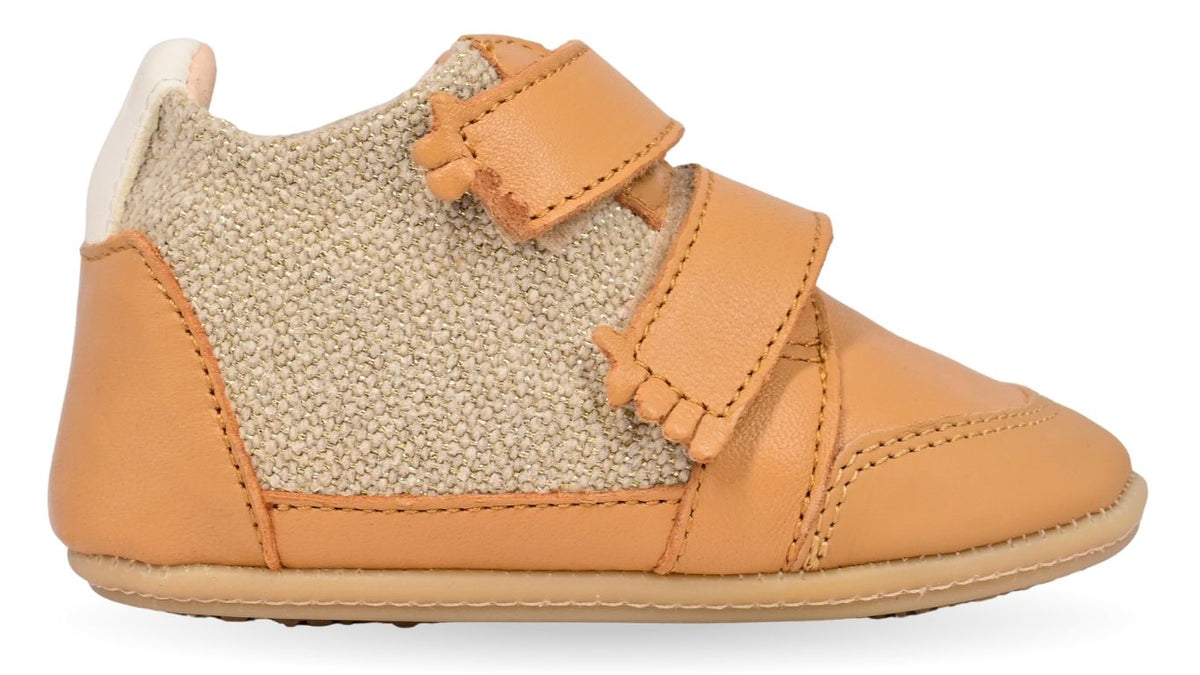 Kinder-Barfußschuh mit breiter Zehenbox, flexible Sohle, Klettverschluss und geschlossenem Fersenbereich. Seitenansicht außen.