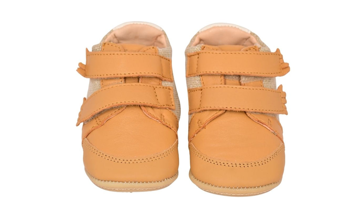 Kinder-Barfußschuh als Paar mit breiter Zehenbox, Klettverschluss und geschlossenem Fersenbereich. Draufsicht.